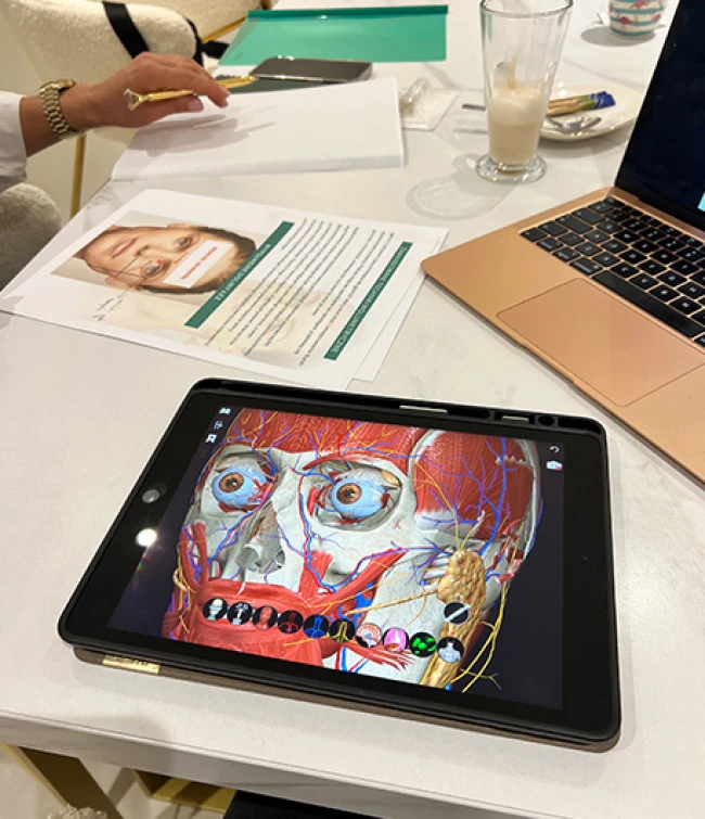 Zajęcia teoretyczne na kursi z powiększania ust