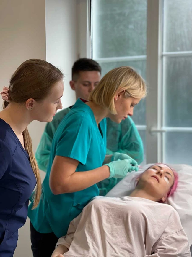 Prowadząca szkolenie z osocza bogatopłytkowe i fibryny wykonuje zabieg