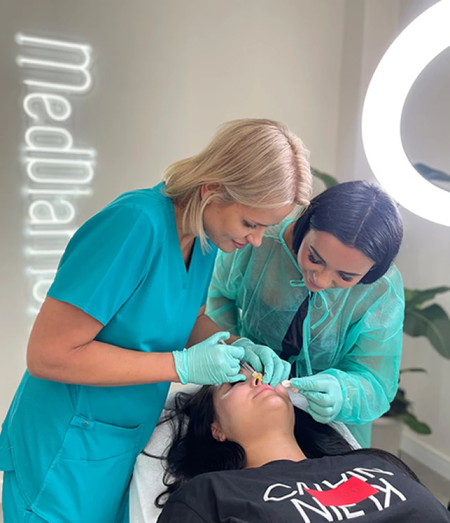 Praktyczna część kursu powiększania i modelowania ust